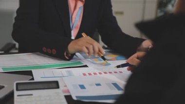 İşadamı ve iş kadını ofiste birlikte çalışıyorlar.