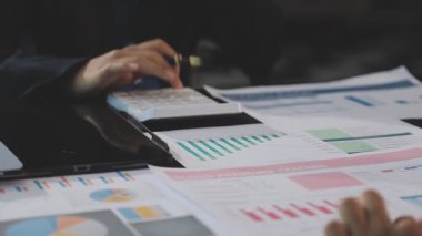 İş ekibi yeni projeyi tartışıyor ve ofiste beyin fırtınası yapıyor..