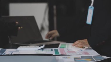 İş ekibi birlikte çalışıyor.