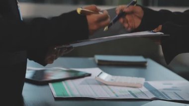 İşadamı elle bir belge imzalıyor