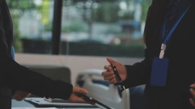 İş adamları birlikte çalışıyor.