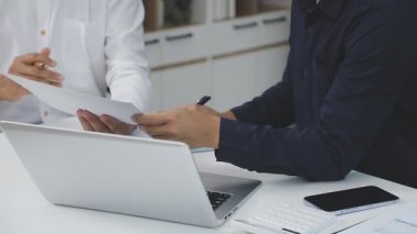 İş adamları modern ofiste yeni bir projeyi tartışıyor.