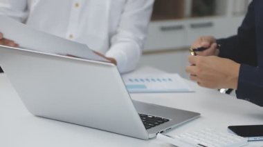 Finansal verileri tartışan iş ekibinin kapatılması