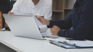 Ofiste bilgisayarla çalışan iş adamları. Modern işyerinde iş ekibi toplantısı.