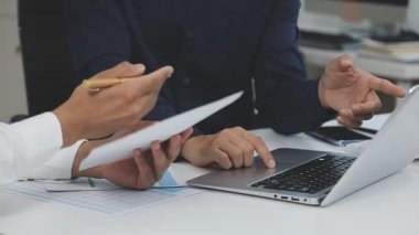 İş adamları bilgisayarda mali verileri tartışıyor ve analiz ediyorlar