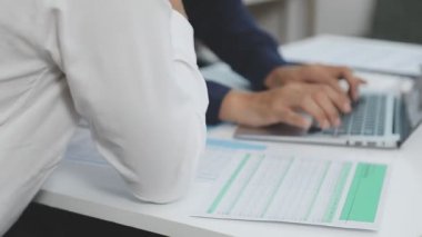 Modern ofisinde çalışan genç adam