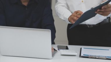 Ofiste çalışan iş adamı