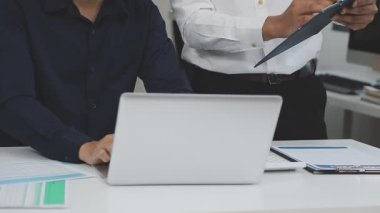 İş ekibi dizüstü bilgisayarda çalışıyor.