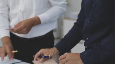 Belgeler ve iş ekibiyle birlikte iş adamı toplantıda.