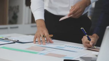 İş adamı ve kadın iş planını tartışıyor. iş ekibi yeni proje üzerinde çalışıyor.