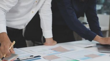 Ofiste çalışan bir işadamı..