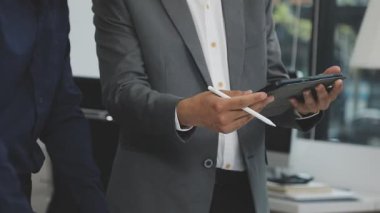 Modern ofiste çalışan iş adamları, iş adamları.