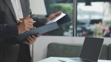 İşadamı kalem tutuyor ve mali veri için tablet kullanıyor