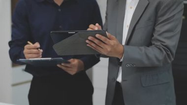 İş adamı ofisteki bir tabletle tartışıyor.