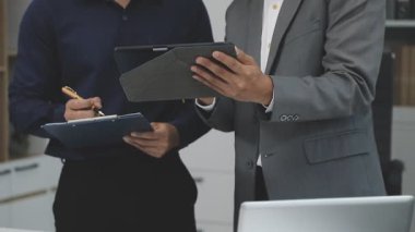 İş arkadaşları ofiste çalışıyor.