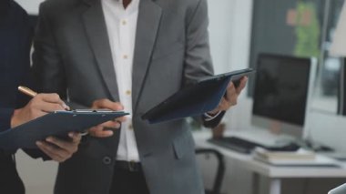 Modern ofisinde çalışan iş takım