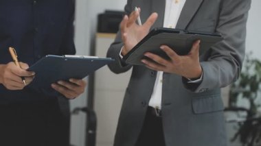 Genç iş adamları ofiste..