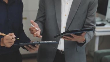 Kapat. İş adamı ve ekibi ofiste çalışıyor.