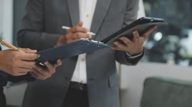 Modern odada çalışan iş adamları.