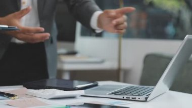 Modern ofiste masa başında çalışan iş adamlarının ellerini kapat..