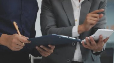 Dijital tablet kullanarak iş adamları