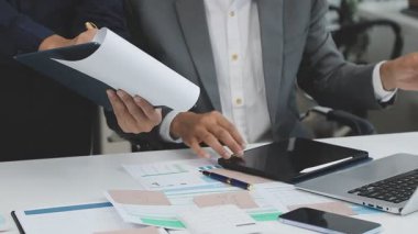 Modern ofis, mali ve muhasebe de dizüstü bilgisayarla çalışan bir iş adamı