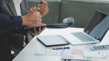 İş adamları birlikte çalışıyor..