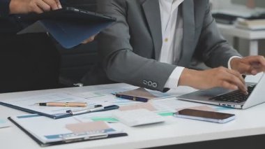 Ofiste dizüstü bilgisayar kullanan bir iş adamı