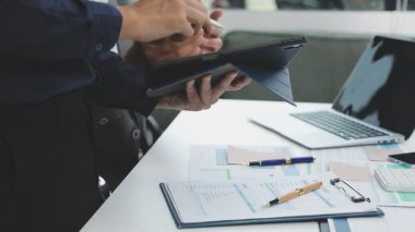 Ofiste çalışan genç işadamlarına yakın çekim