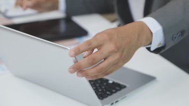 Dizüstü bilgisayarı olan iş adamı