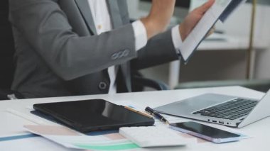 İş yerinde dizüstü bilgisayar kullanan işadamı