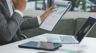 Ofiste çalışan iş adamı