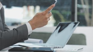 İş yerinde akıllı telefon ve tablet bilgisayar kullanan genç işadamı