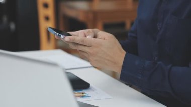 Akıllı telefon kullanma office iş adamı