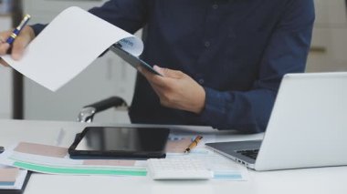 Ofiste çalışan takım elbiseli genç adam.