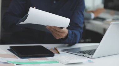 Bilgisayarda çalışan ve ofiste notlar alan iş adamlarının kapatılması, finansal ve planlama konsepti