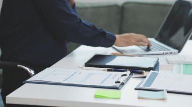 Dizüstü bilgisayar kullanan ve modern ofis, iş ve teknoloji konseptinde mali rapor üzerinde çalışan iş kadını