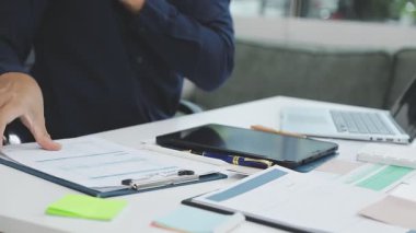 Ofisteki belgeye işkadını el yazısının kapatılması