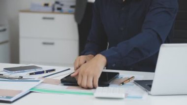 Modern ofiste bilgisayarla çalışan iş adamları