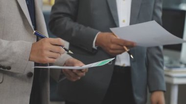 İş adamları buluşur, tartışır, yatırımcı çalışır, iş yapar, proje yapar. İş adamları bir ekip halinde çalışarak iş ofisleriyle görüşüyor..