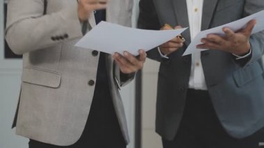 İş ekibi yeni iş planlarını tartışıyor