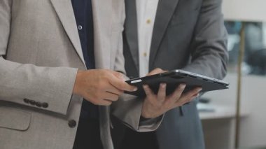 Ofiste çalışan bir işadamı.