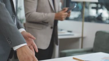 Finansal veriler tartışırken iş adamları