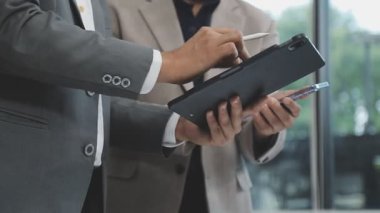 işadamı dijital tablet ile çalışma