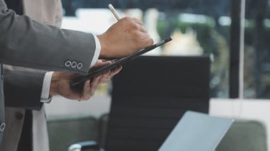 Kapat - Tablet kullanan adama yakınlaş