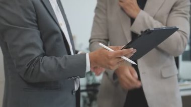 İnternet üzerinden iş görüşmesi yapmak için tablet bilgisayar kullanan işadamlarının kapatılması.