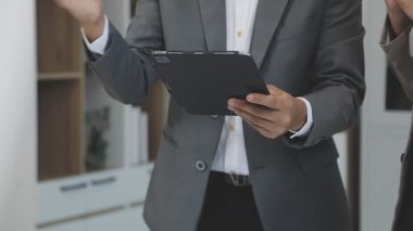 Dijital tableti elleriyle tutan bir iş adamı. iş konsepti