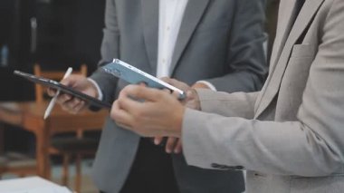 Akıllı telefonu ve kredi kartı olan bir iş adamı..