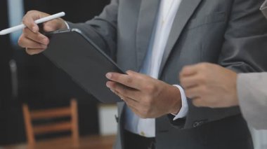 Ofiste tablet kullanan bir işadamı.