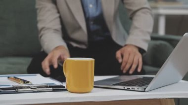 Laptop ve kahveyle çalışan iş adamı